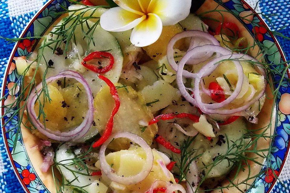 Gemischter Gurkensalat mit Kartoffeln und Ambarella