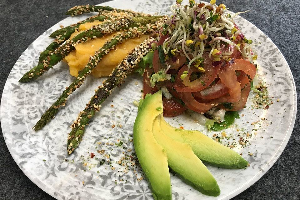 Tomaten-Avocadosalat mit Süßkartoffelpüree und grünem Spargel