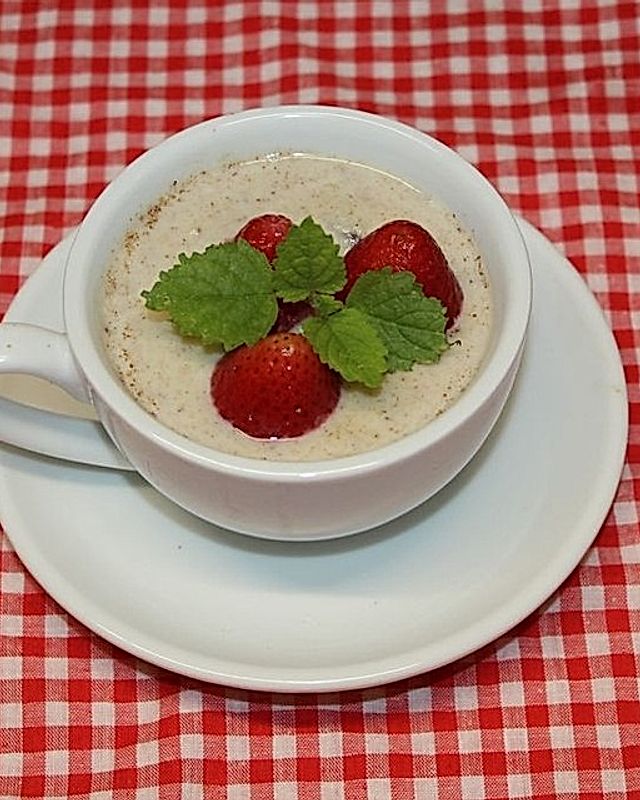 Süßer Erdmandel-Kokos-Porridge mit frischen Beeren