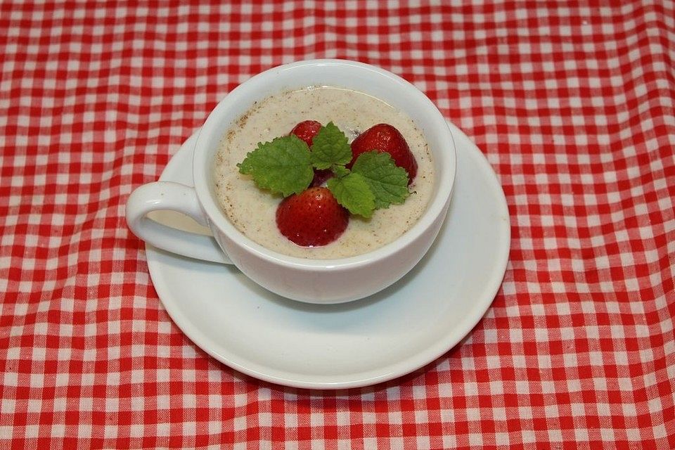 Süßer Erdmandel-Kokos-Porridge mit frischen Beeren