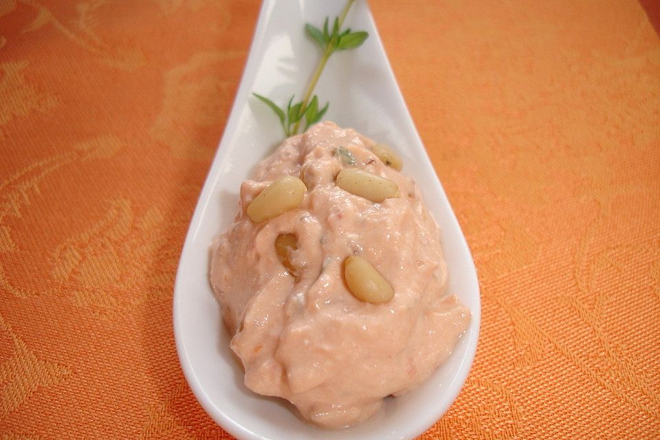 Dip mit getrockneten Tomaten und Pinienkernen