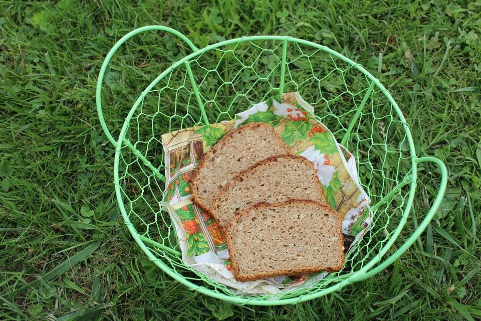 Sauerteig-Vollkornbrot mit Sonnenblumenkernen und Linsenmehl