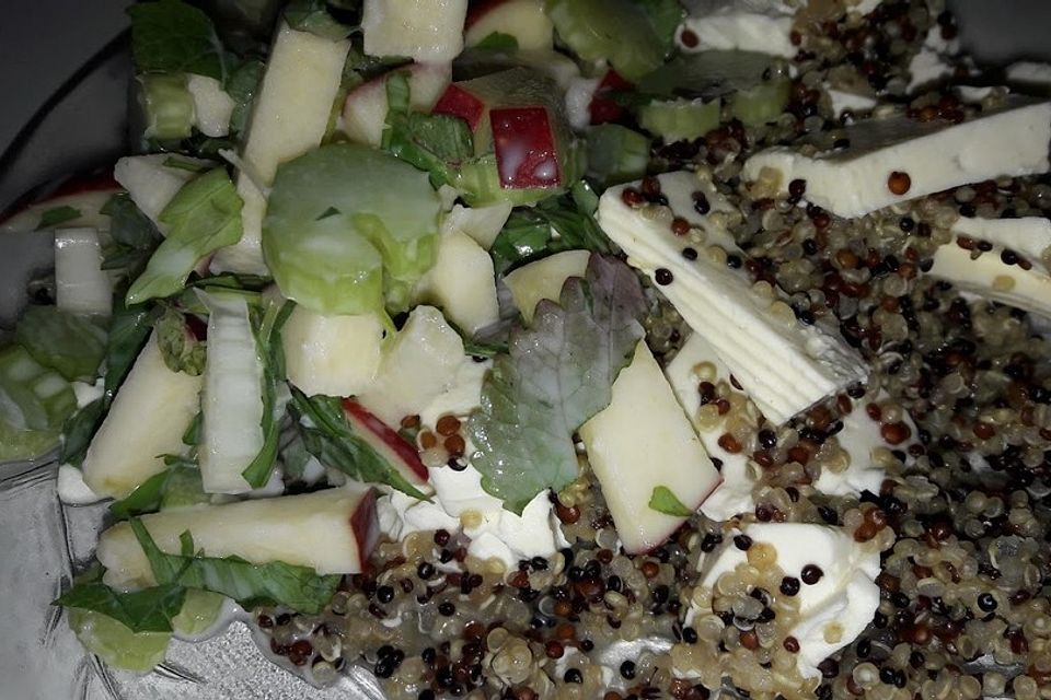 Vegetarischer Staudensellerie-Quinoa-Salat mit Zitronenmelisse