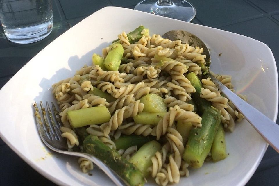 Pasta mit grünem Spargel-Hähnchen-Pesto