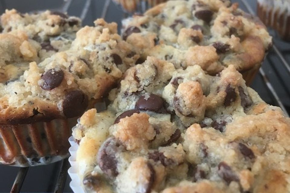 Oreo Cheesecake Muffins