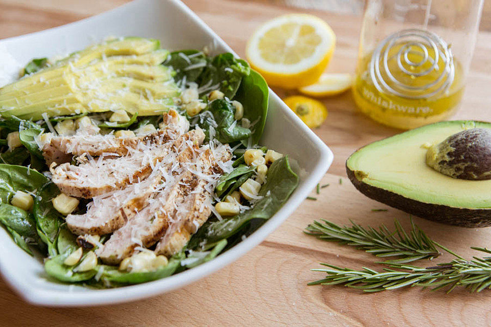 Gegrilltes Hähnchen auf Salat mit Avocado