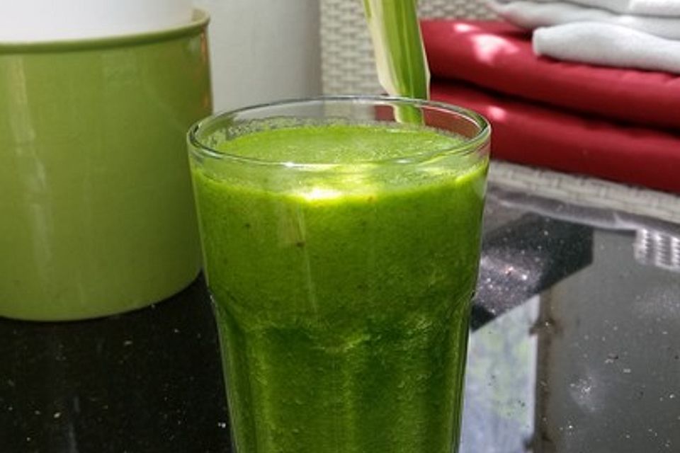 Grüner Smoothie mit Spinat und Kurkuma