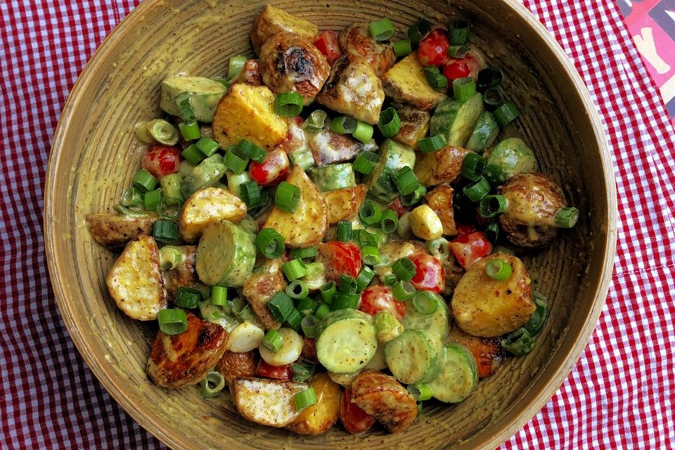 Warmer Kartoffel-Gurken-Tomatensalat