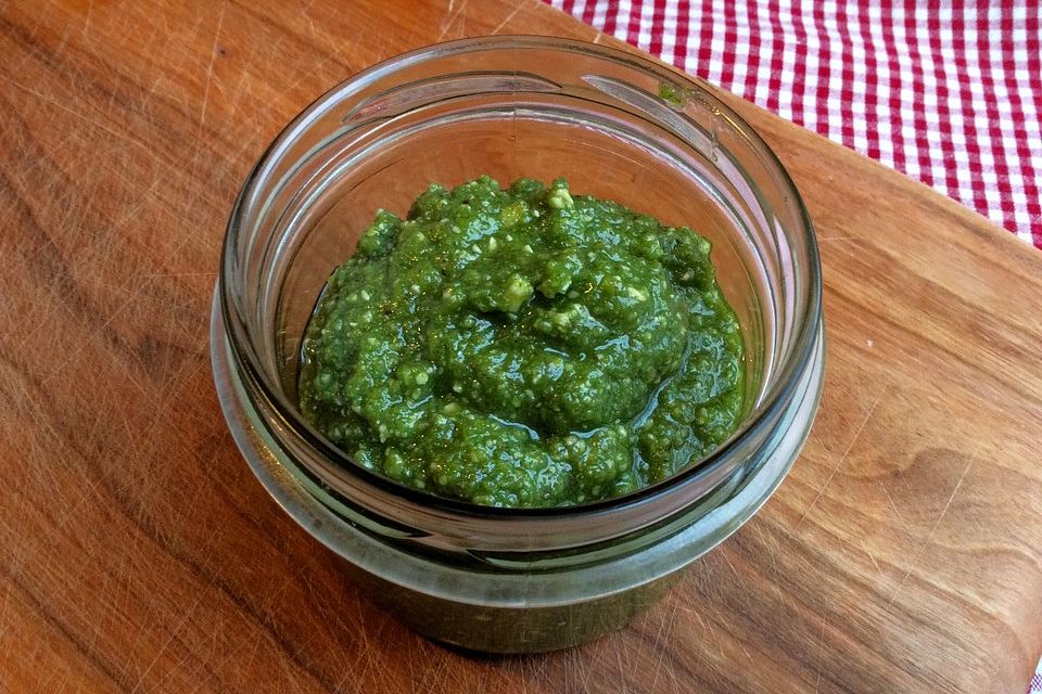 Veganes Basilikum-Walnuss-Pesto