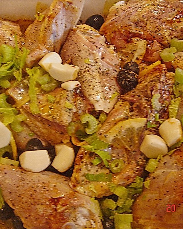 Kaninchen mit Kartoffeln, Zitronen, schwarzen Oliven und getrockneten Aprikosen