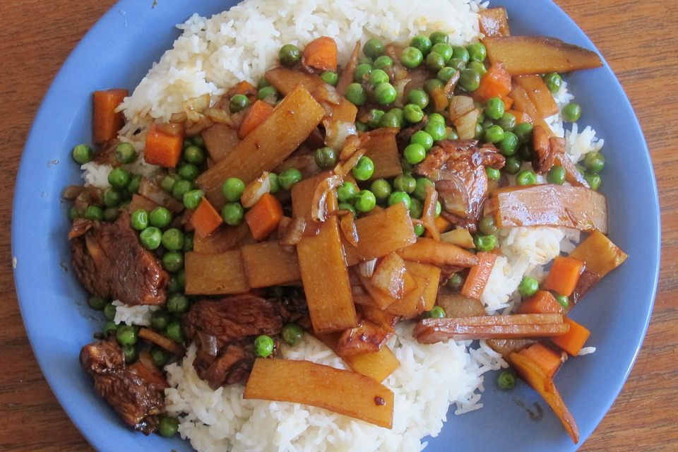 Hühnerbrust chinesisch in dunkler Sojasauce