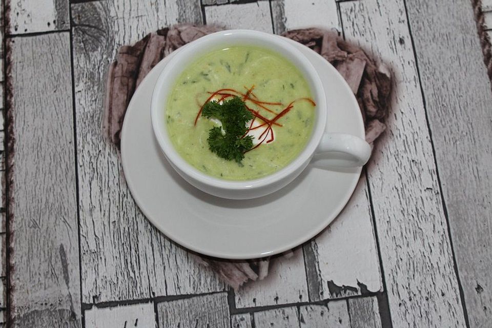 Kalte Avocadocremesuppe mexikanisch