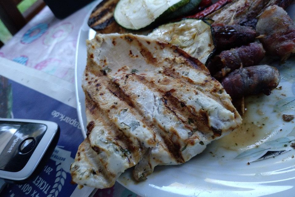 Gegrilltes Hähnchenfleisch mit Joghurt-Koriander-Marinade