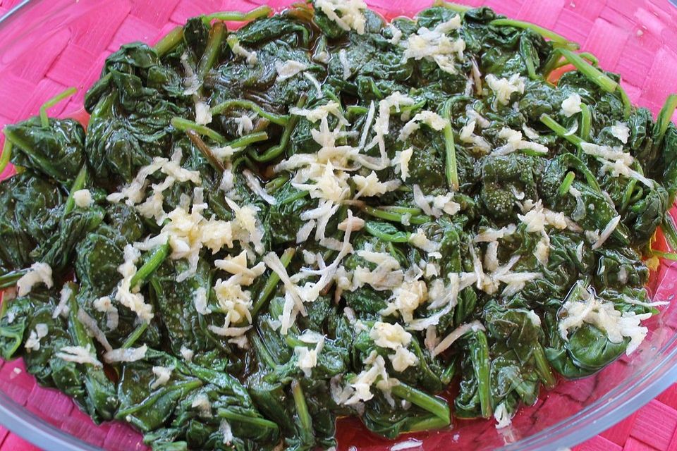 Frischer Blattspinat mit Knoblauch und Olivenöl Frischer Blattspinat mit Knoblauch und Olivenöl