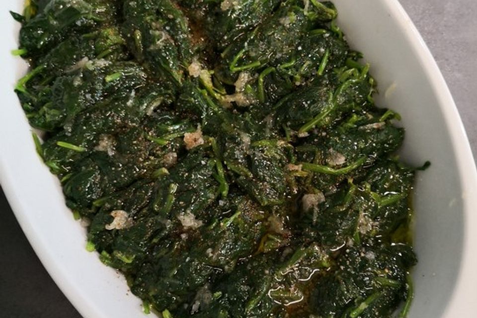 Frischer Blattspinat mit Knoblauch und Olivenöl Frischer Blattspinat mit Knoblauch und Olivenöl