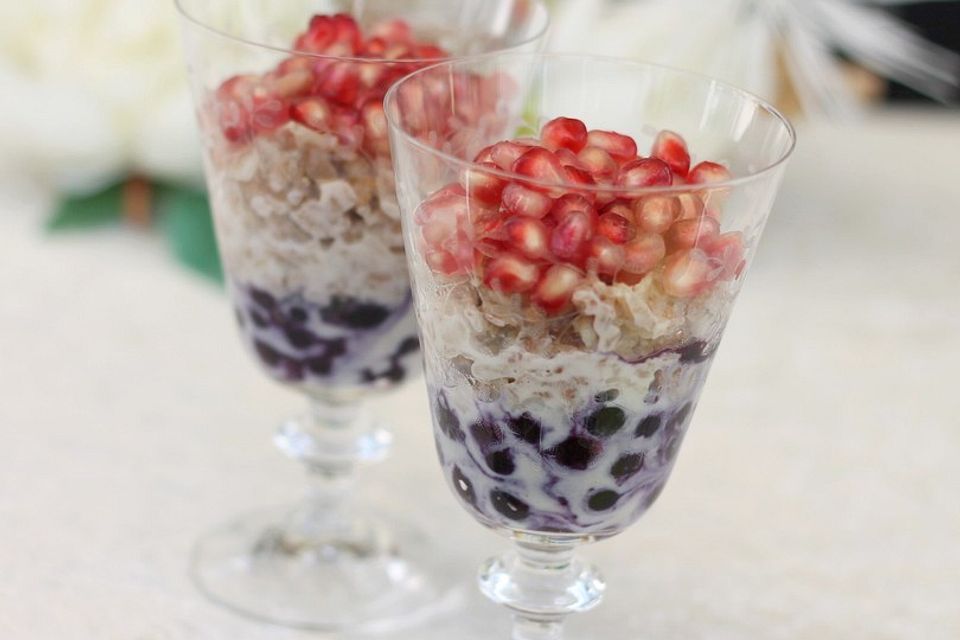 Fünf-Korn-Porridge mit Granatapfel und Heidelbeeren