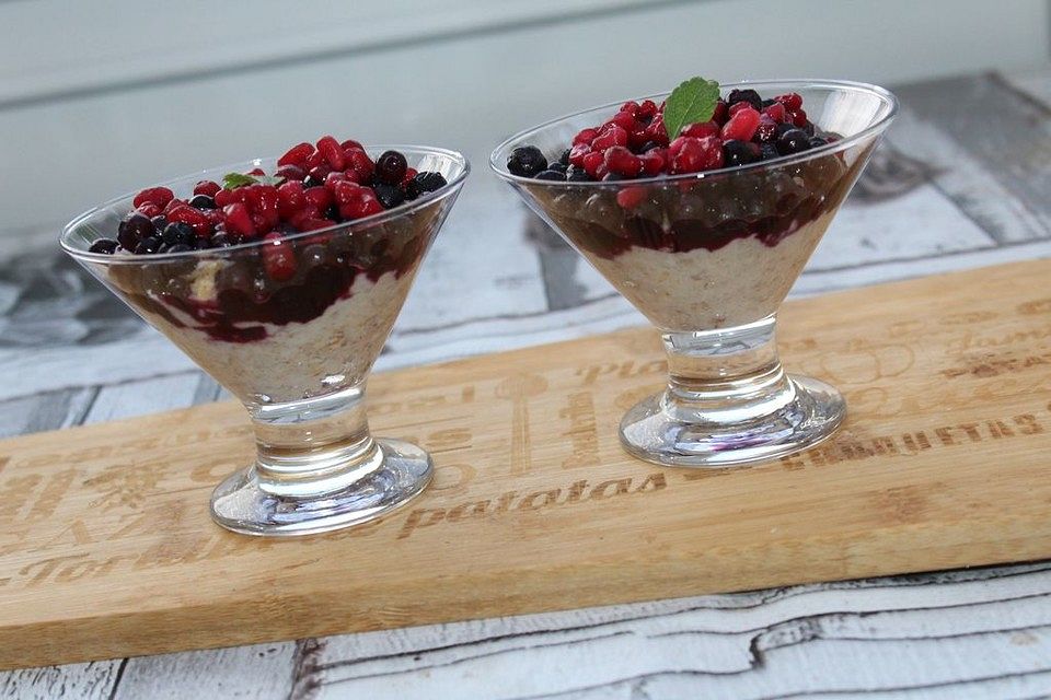 Fünf-Korn-Porridge mit Granatapfel und Heidelbeeren