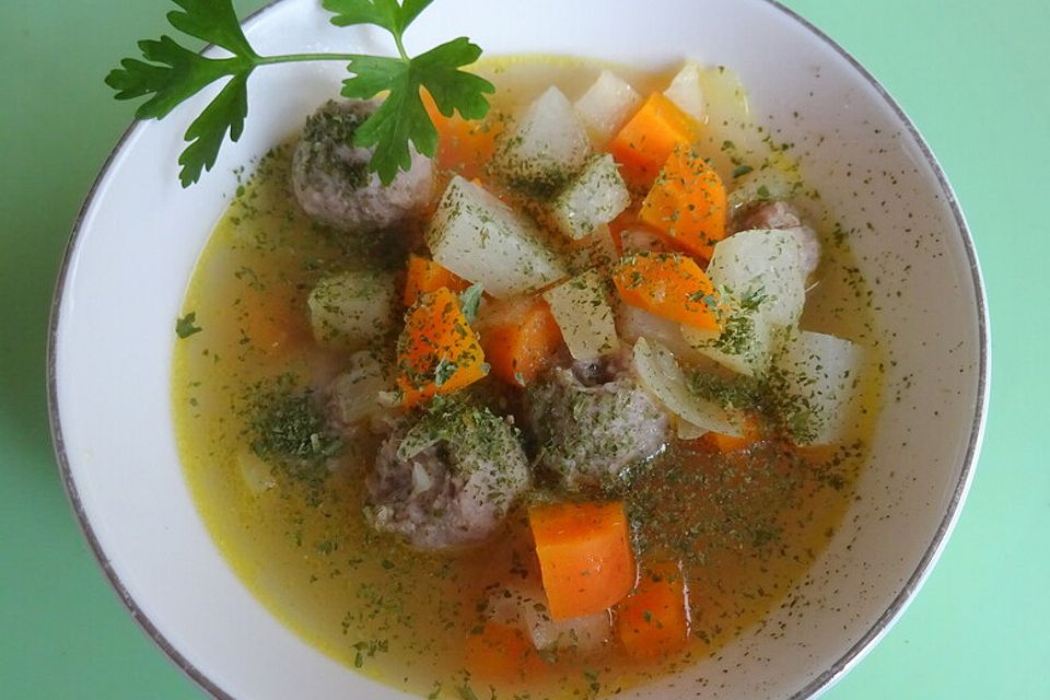 Kohlrabi-Topinambur-Suppe mit Fleischklößchen