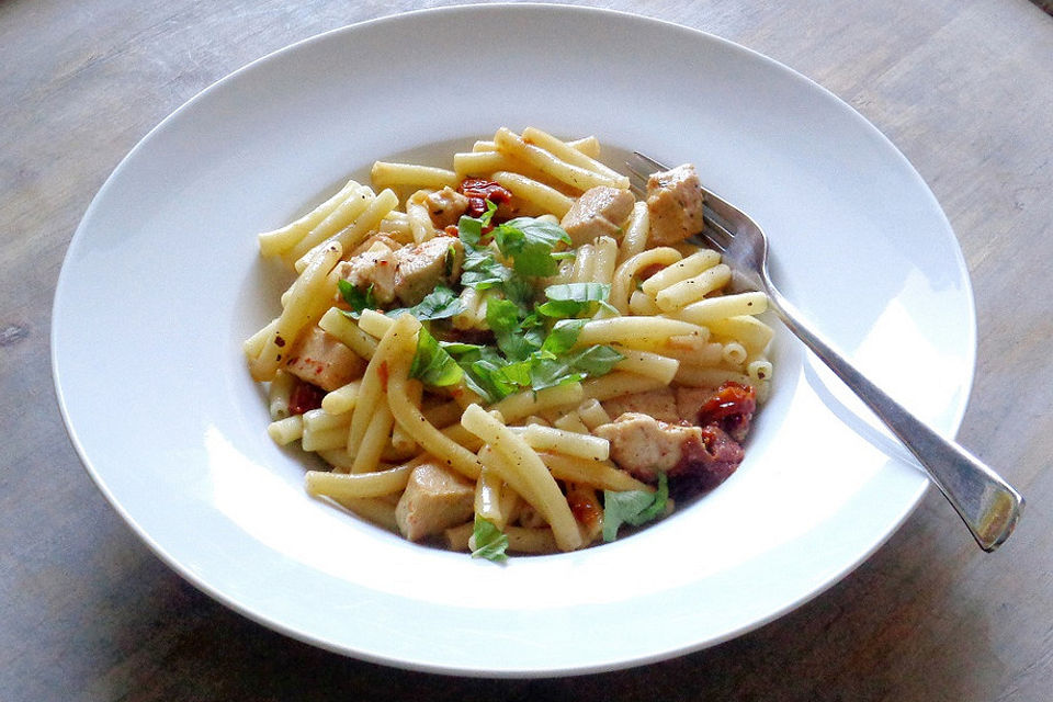 Nudeln mit Hähnchenstreifen und getrockneten Tomaten