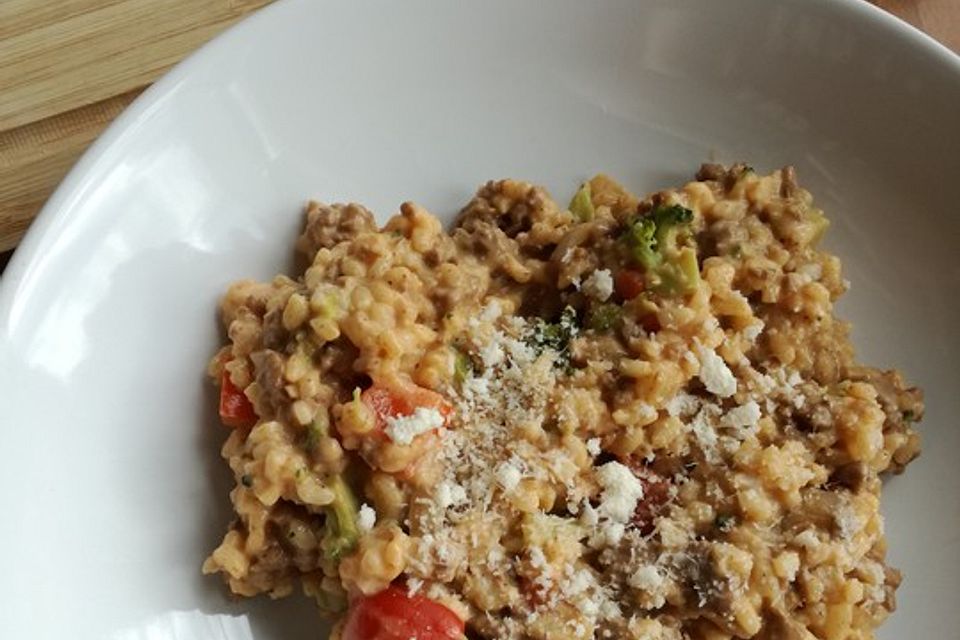 Hackfleisch-Risotto mit Paprika und Erbsen