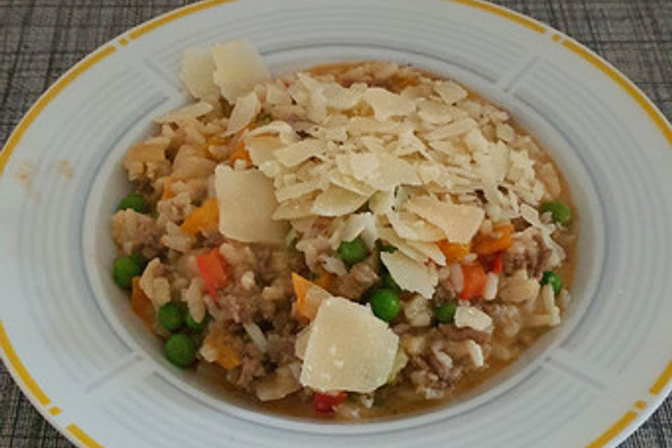 Hackfleisch-Risotto mit Paprika und Erbsen