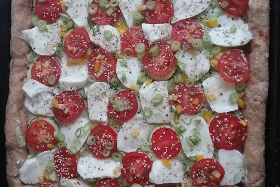 Tomaten-Zucchini-Mozzarella-Pizza mit Käserand