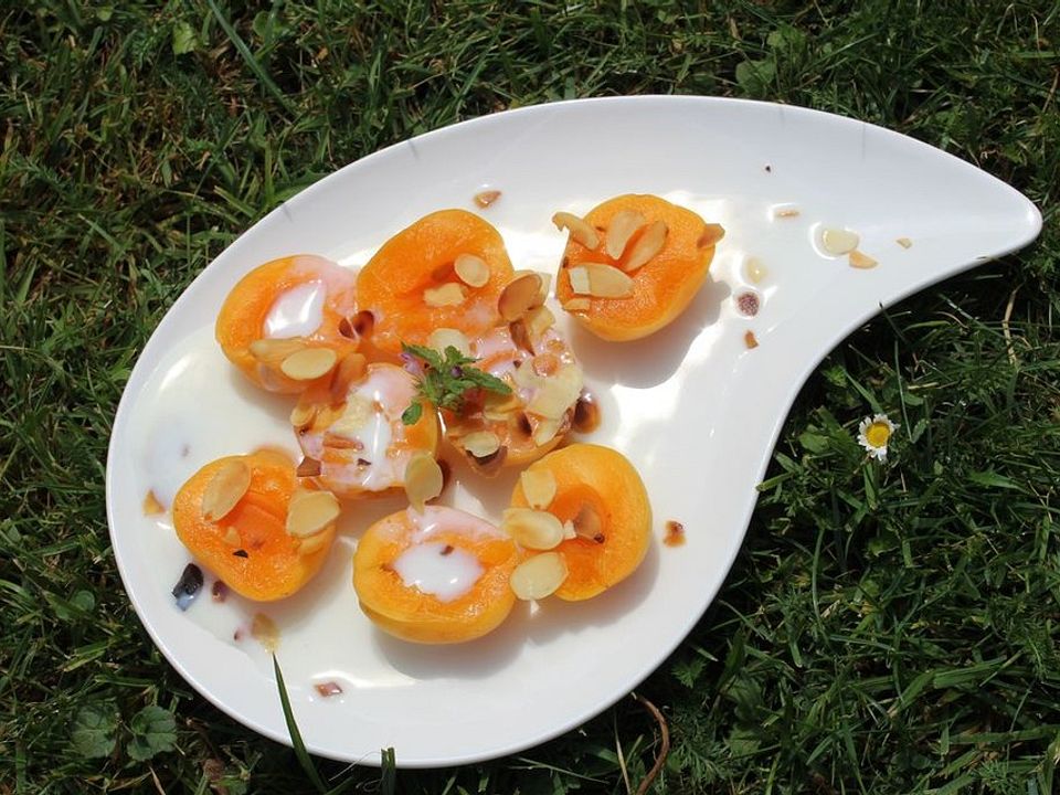 Aprikosenhälften mit Honig-Buttermilch-Sauce und gerösteten ...