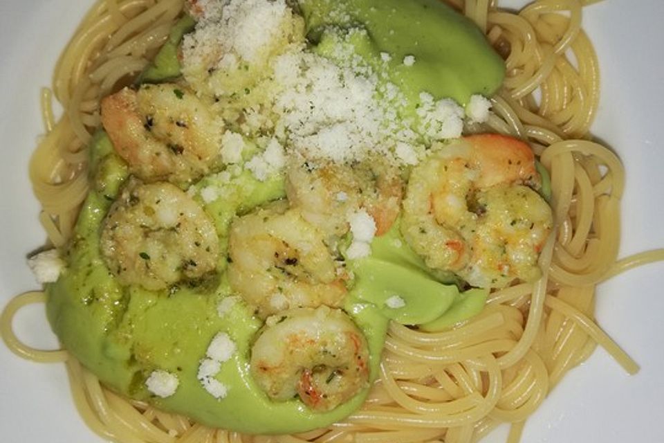 Spaghetti mit Avocadocreme und Garnelen