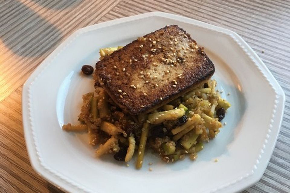 Tofu mit Quinoa-Zucchini-Salat