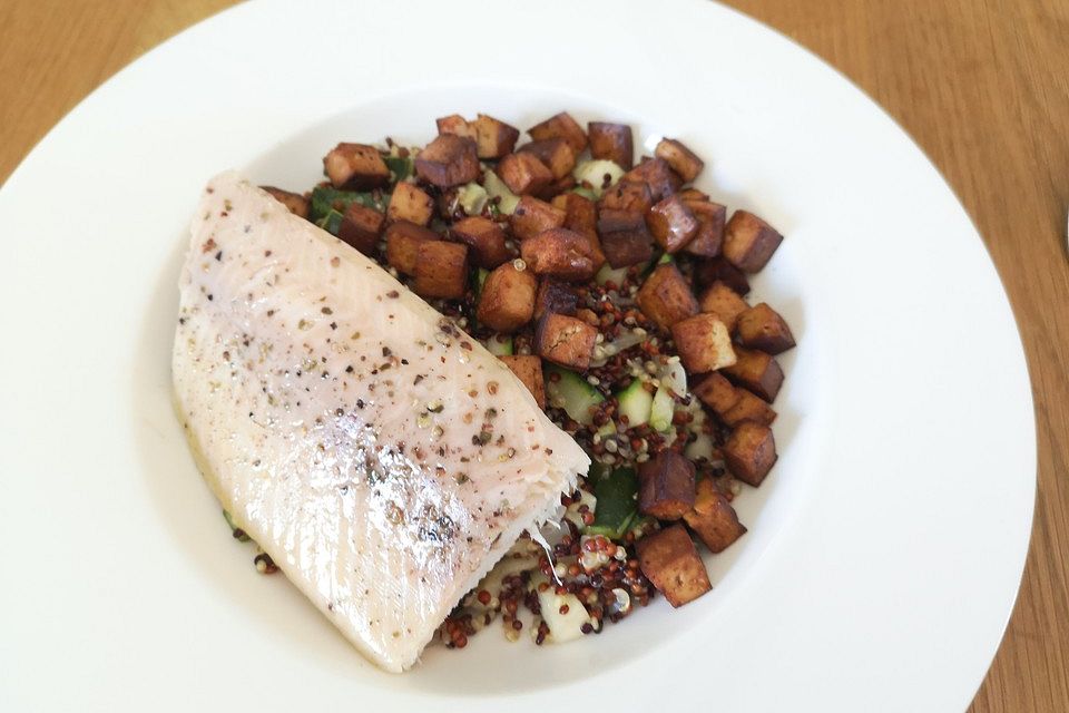 Tofu mit Quinoa-Zucchini-Salat