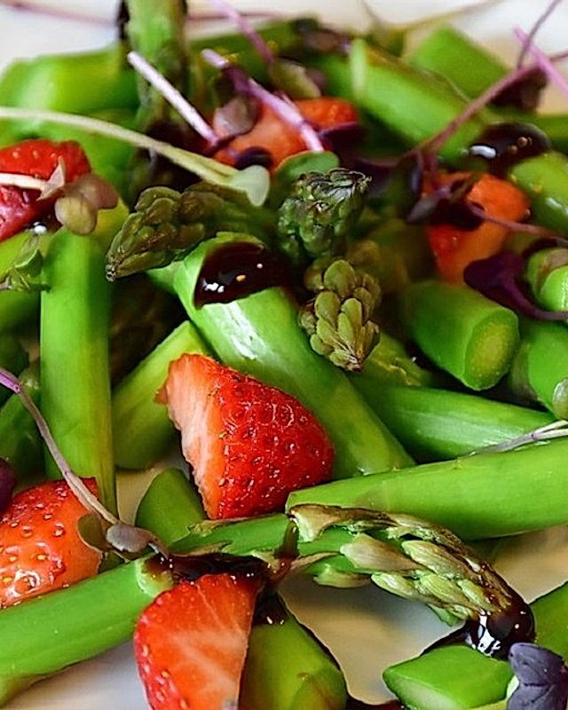 Spargel-Erdbeersalat mit grünen Pfeffer