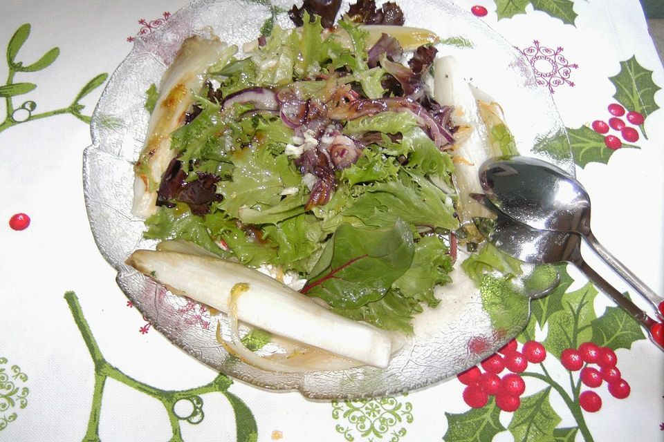 Pflücksalat mit karamellisiertem Chicorée