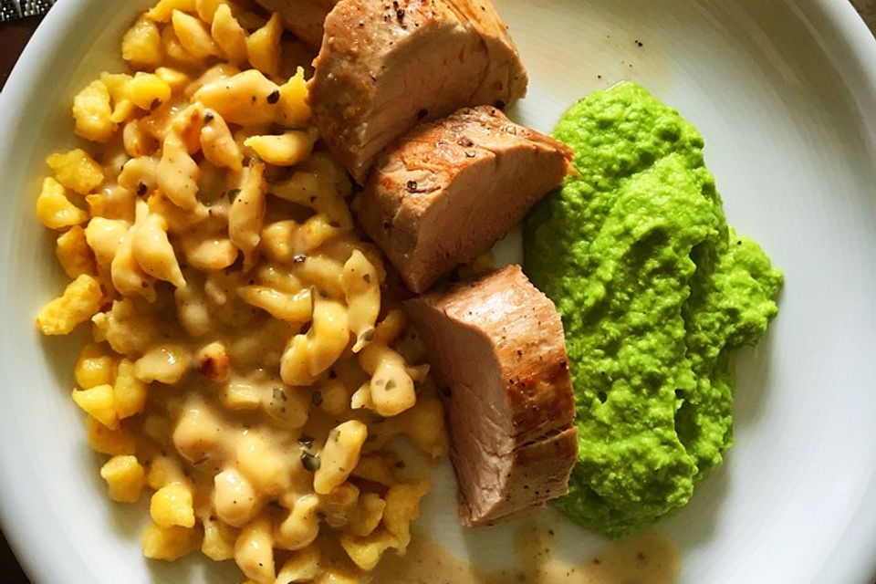 Schweinefilet mit Erbsenpüree und Spätzle in Rahmsoße