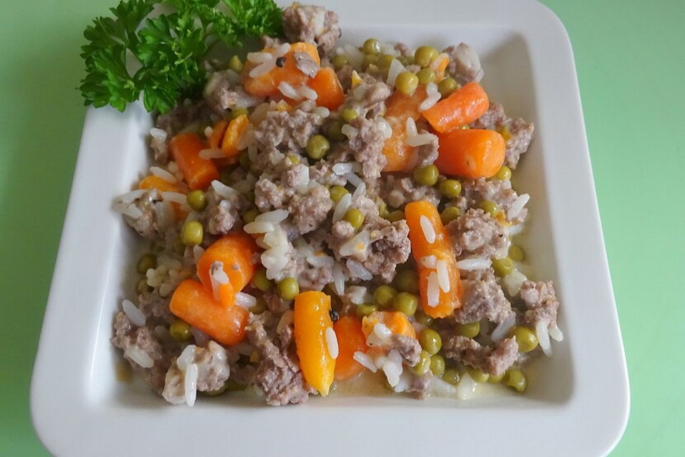 Hackfleisch-Reis-Pfanne mit Erbsen und Möhren