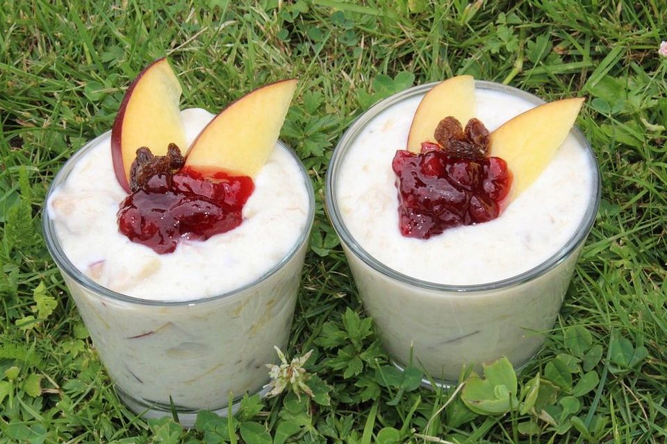 Nektarinen-Bananen-Dessert mit Preiselbeertopping