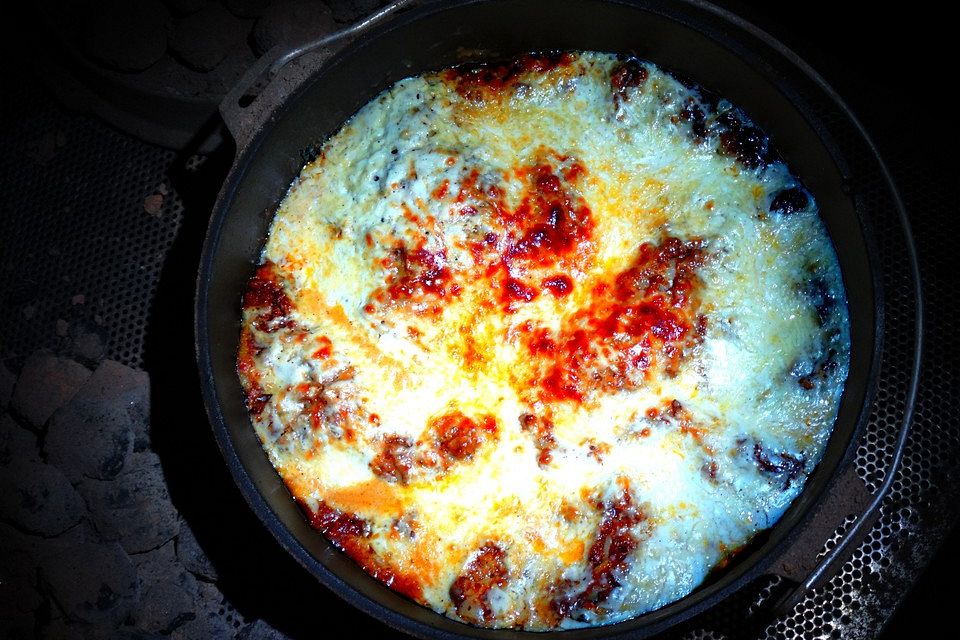 Bolognese-Lasagne aus dem Dutch Oven