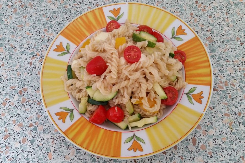 Mediterrane Hirtennudeln mit Zucchini und Paprika