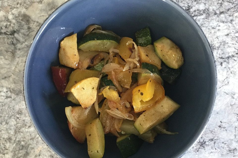 Ofen-Zucchini mit Paprika und Apfel