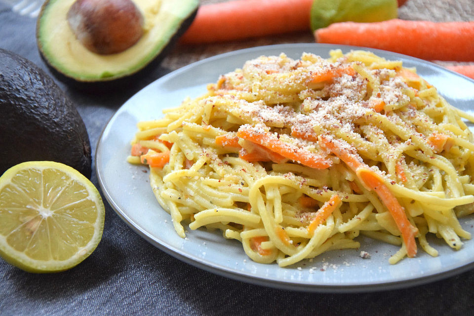 Möhren-Spaghetti mit Avocado-Nuss-Sauce