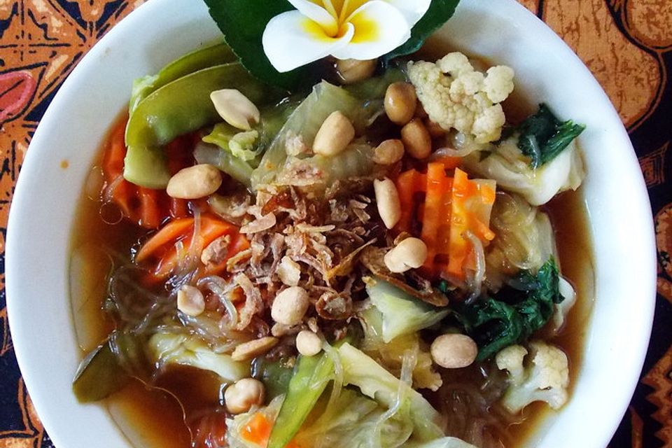 Gemüsesuppe mit Glasnudeln und würziger Rindfleischbrühe