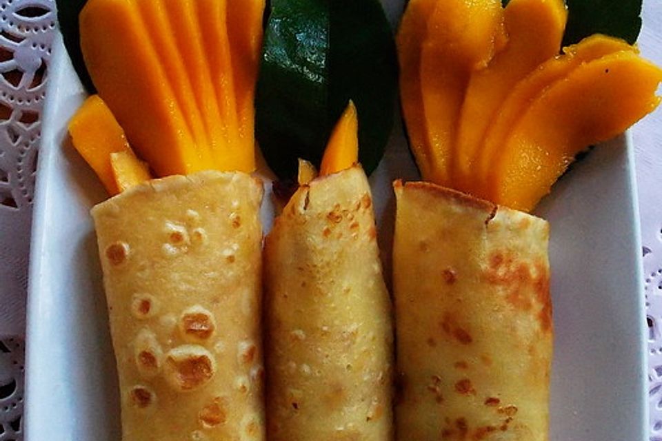 Indonesische Pfannkuchen gefüllt mit Mango - Kue Dadar Buah Mangga