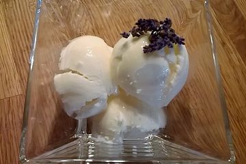 Joghurt-Lavendel-Eis aus der Eismaschine