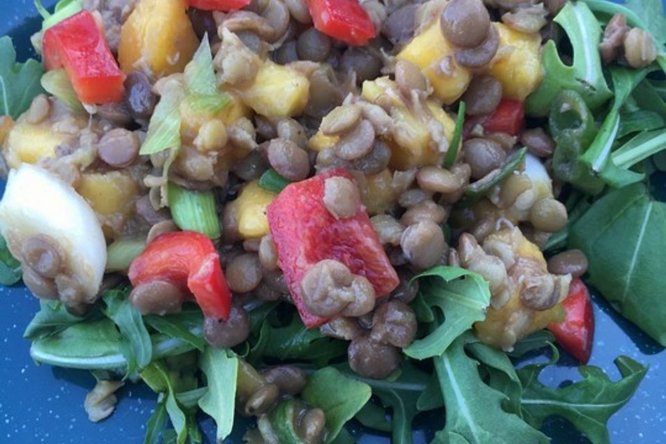 Linsensalat mit Mango auf Rucola