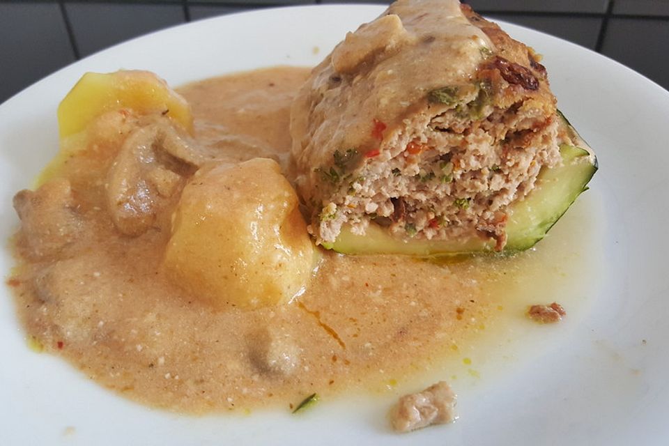 Gefüllte Zucchini in Champignonsauce