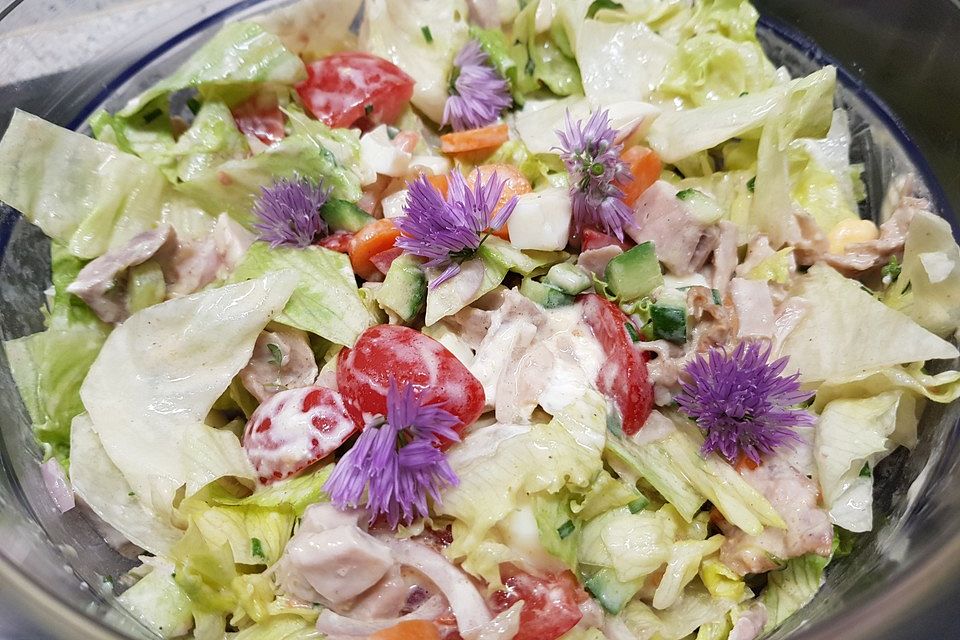 Eisbergsalat mit Hähnchenbruststreifen