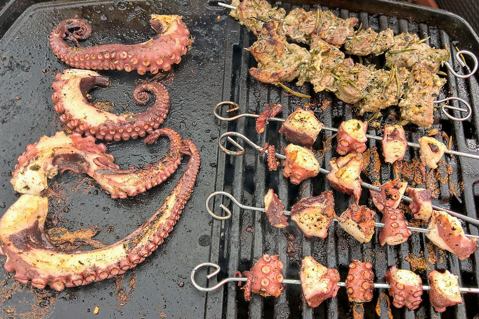 Kretischer Grillteller mit Souvlaki, Oktopussouvlaki, Bifteki und Tzatziki