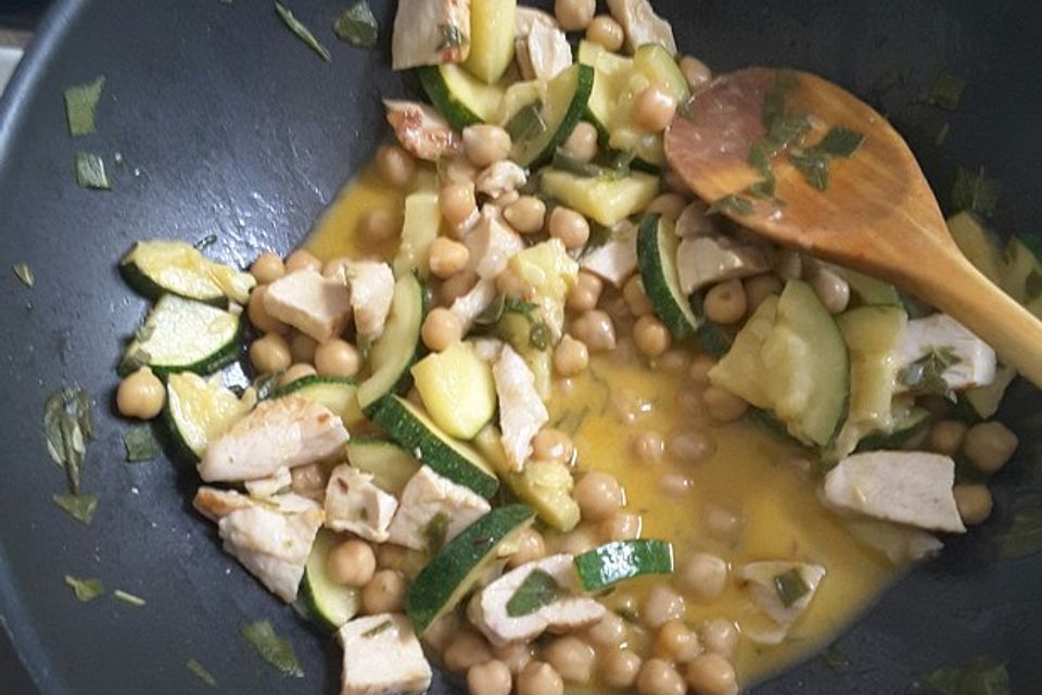 One Pot Salbei-Hähnchen mit Zucchini und Kichererbsen