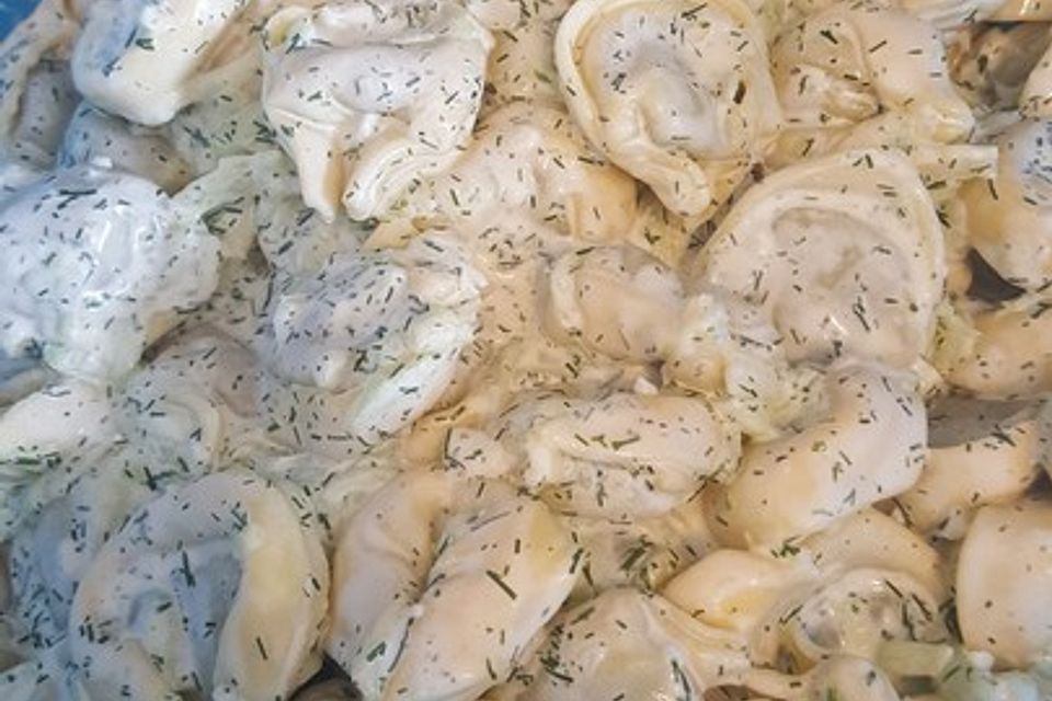 Vegetarischer Tortellinisalat mit Dill und Gurken