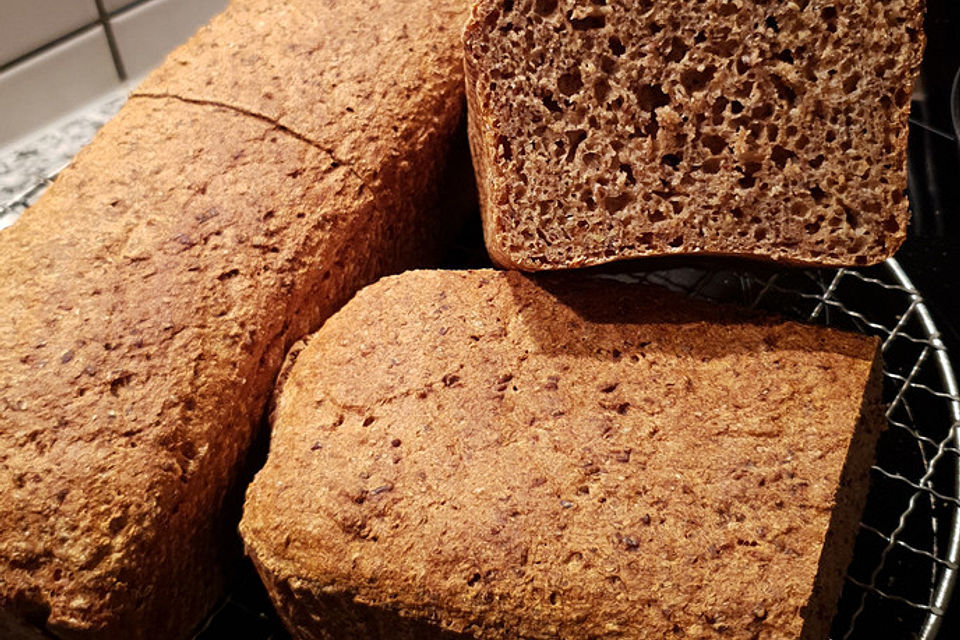 Dunkles Knoblauchbrot mit Dinkel und Leinsamen