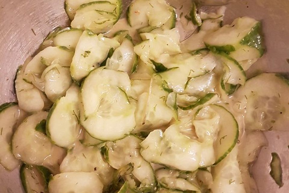 Gurken-Rucola-Salat in Dill-Senf-Dressing